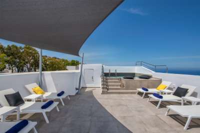 Summer Time Villa Rooms & Apartments in Fira Santorini - Exterior View & Outdoor Jacuzzi
