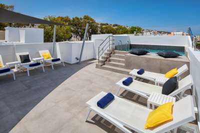 Summer Time Villa Rooms & Apartments in Fira Santorini - Exterior View & Outdoor Jacuzzi