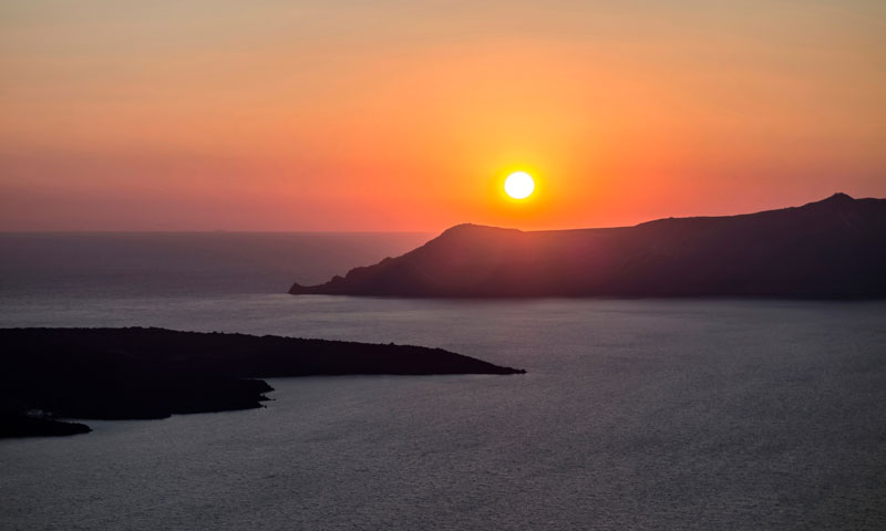 Το δημοφιλές ηλιοβασίλεμα της Σαντορίνης